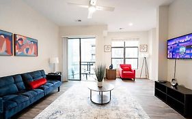 Luxury Apartment Wifi, Gym, Pool, Shops & Food! Unit 329
